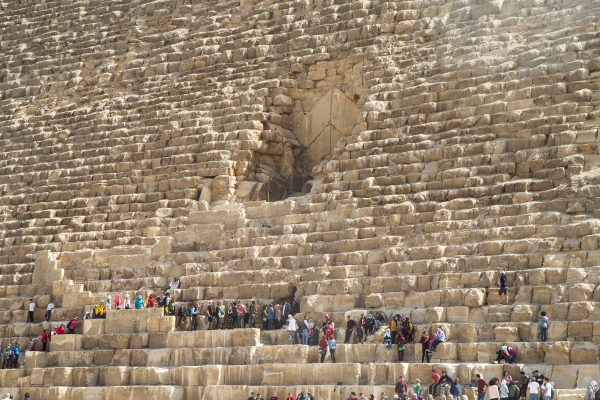 Turyści zwiedzający piramidę w Egipcie (fot: Adobe Stock)