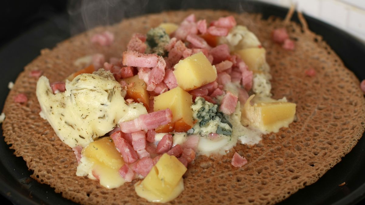 Naleśniki z mąki gryczanej świetnie smakują na słono