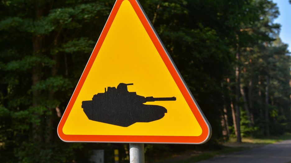 reporter9_baza07.09.2018 Ustka Centralny Poligon Sil Powietrznych w Ustce N/z Znak ostrzegawczu - uwaga czolg Fot. Gerard/REPORTERGerard/Reporter