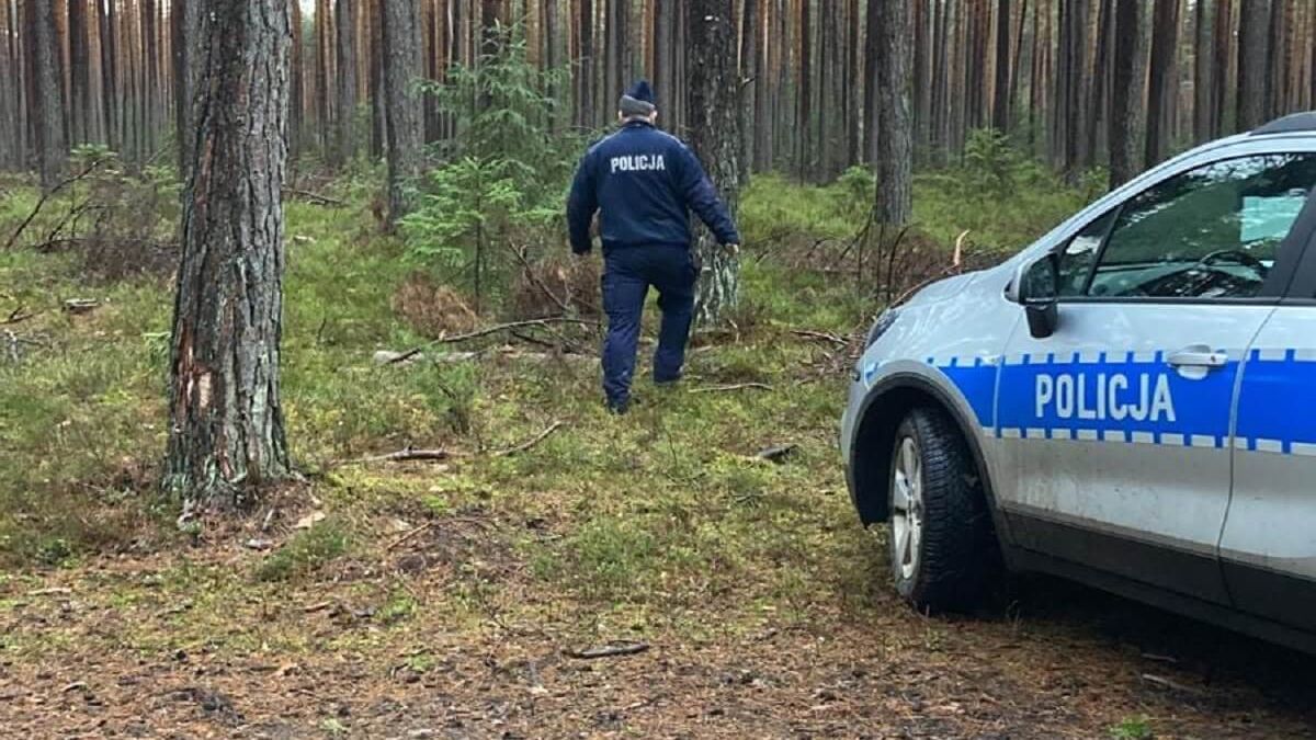 Policjanci znaleźli w lesie pomiędzy miejscowościami Dąbrowica – Ciosmy ciało ojca i córki