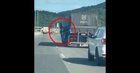 Brazylijczyk przejechał 32 km, wisząc na ciężarówce po tym, jak ta uderzyła w jego motocykl