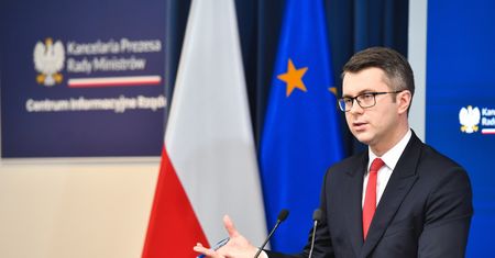 Po co programować Polakom piloty? Rzecznik rządu tłumaczy się z kontrowersyjnego pomysłu