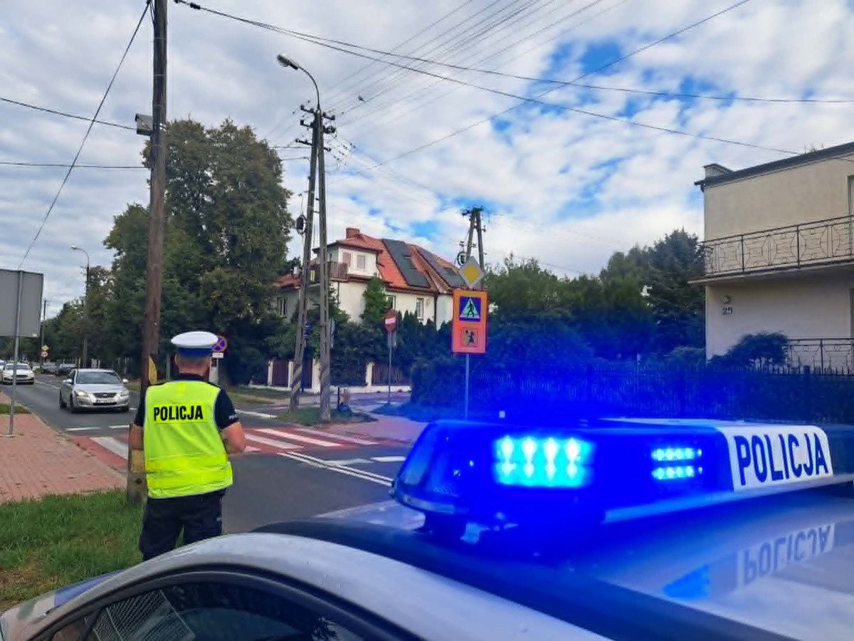 Policjanci pilnują bezpieczeństwa dzieci 
