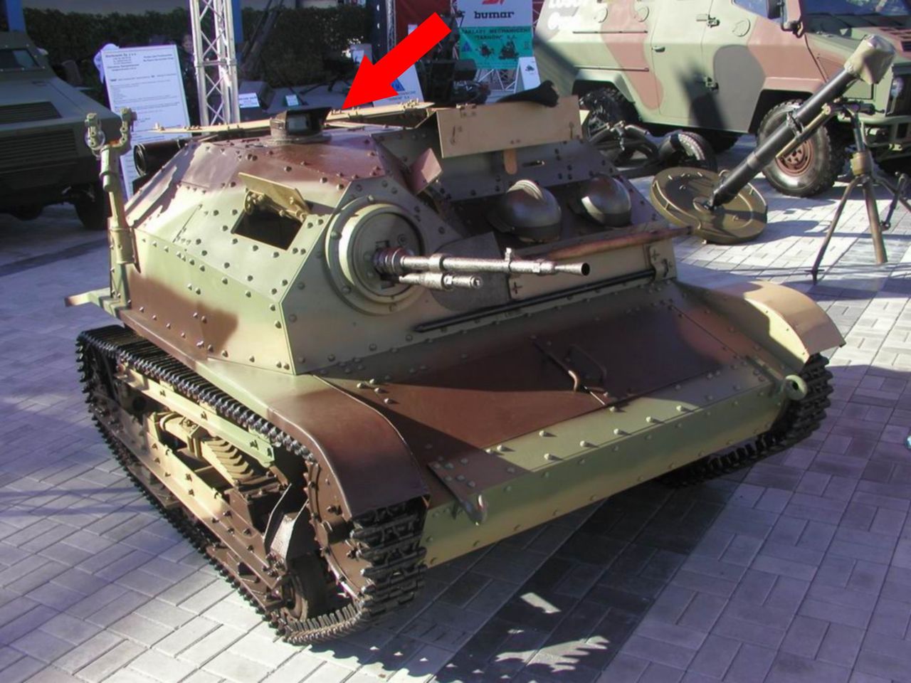 Tankietka TKS z zaznaczonym strzałką peryskopem Gundlacha