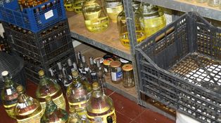 Hrubieszów: Policjanci zlikwidowali domową bimbrownię. Zabezpieczono ponad 1600 litrów alkoholu i zacieru