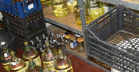 Hrubieszów: Policjanci zlikwidowali domową bimbrownię. Zabezpieczono ponad 1600 litrów alkoholu i zacieru