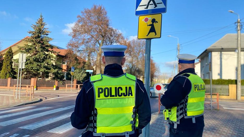 Policjanci dbali o bezpieczeństwo na przejściach. 