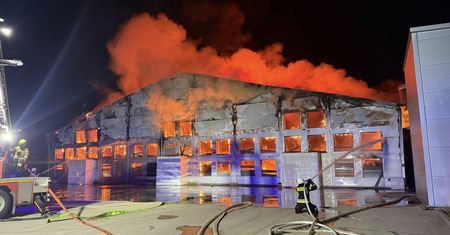 Pożar hali z drobiem. W środku kilkadziesiąt tys. zwierząt