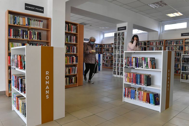 Ile zarabia bibliotekarz? Jest jedno miasto w Polsce, gdzie to się opłaca