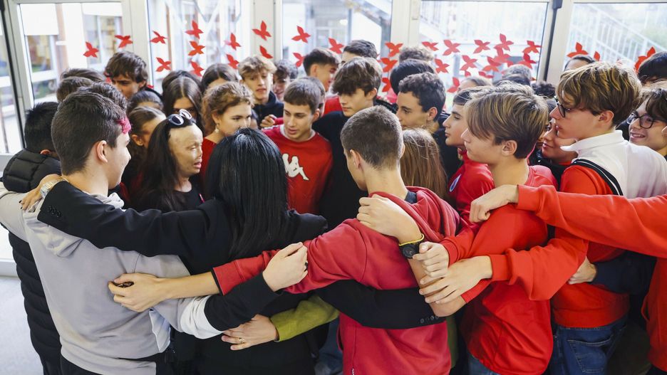 Uczniowie szkoły średniej Elio Vittorini gromadzą się wokół ofiary przemocy Valentiny Pezzalis (z lewej) po zabójstwie Giulii Cecchettin