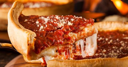 Włosi chwytają się za głowę, a Amerykanie są zachwyceni. Poznaj pizzę Chicago