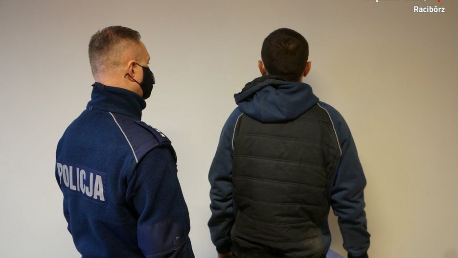 Policja w Raciborzu zatrzymała dwóch mężczyzn w wieku 31 i 33 lat, podejrzanych o dwa rozboje.