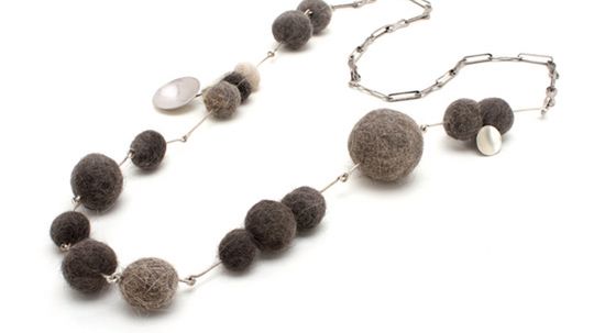 Z czego wykonano tę biżuterię? 1