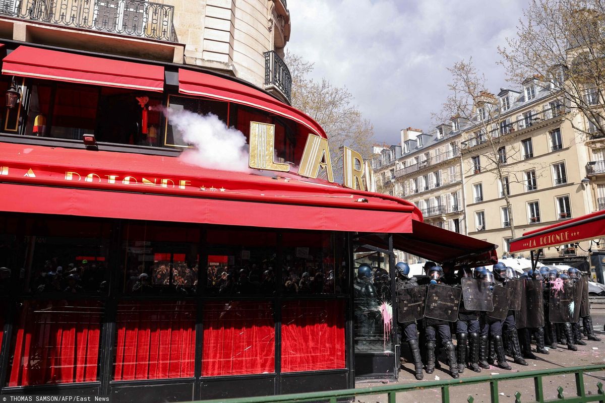 W Paryżu wrze. Pożar w ulubionym miejscu Macrona