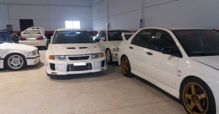 Podejrzewali go o kradzież sprzętu budowlanego. W garażu znaleźli 26 legend motoryzacji