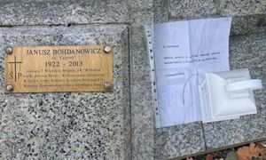 Taka karteczka przy grobie. Aż przystanął. "Bardzo proszę"