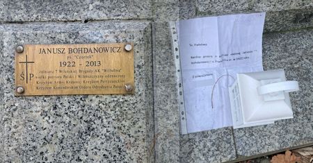 Taka karteczka przy grobie. Aż przystanął. "Bardzo proszę"