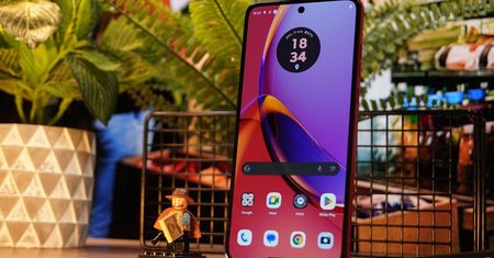 Motorola G84. Nie pytaj faceta, jakiego koloru jest ten telefon - pokaż mu jego możliwości