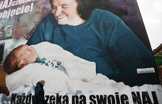 Murale Lotosu nawiązujące do epidemii w 5 miastach Polski
