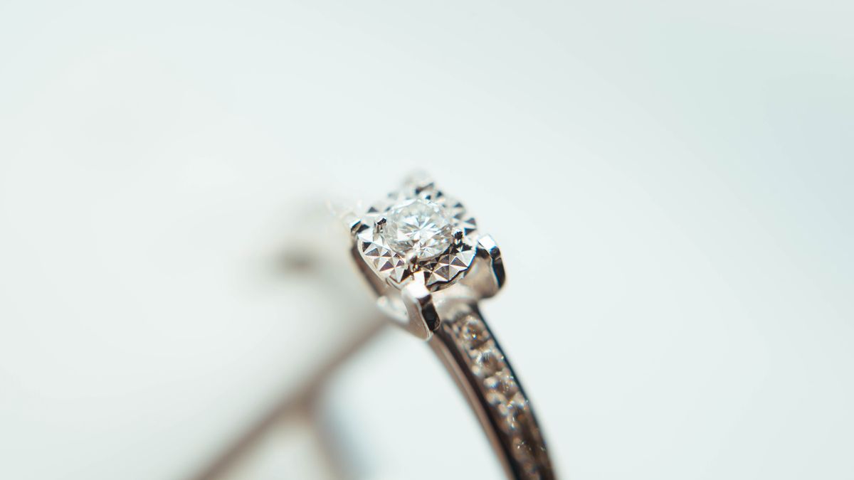 Syntetyczny diament jest pozyskiwany w całkowicie inny sposób niż diament naturalny. To zaawansowany technologicznie proces, który jest jednak masową produkcją.