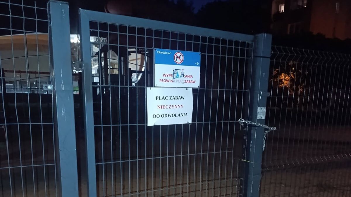 Zamknięty do odwołania plac zabaw dla dzieci przy basenie Łabędzia na Bronowicach