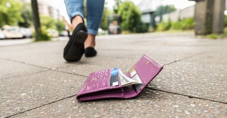 Są jeszcze tacy ludzie. Odniosła portfel pełen pieniędzy