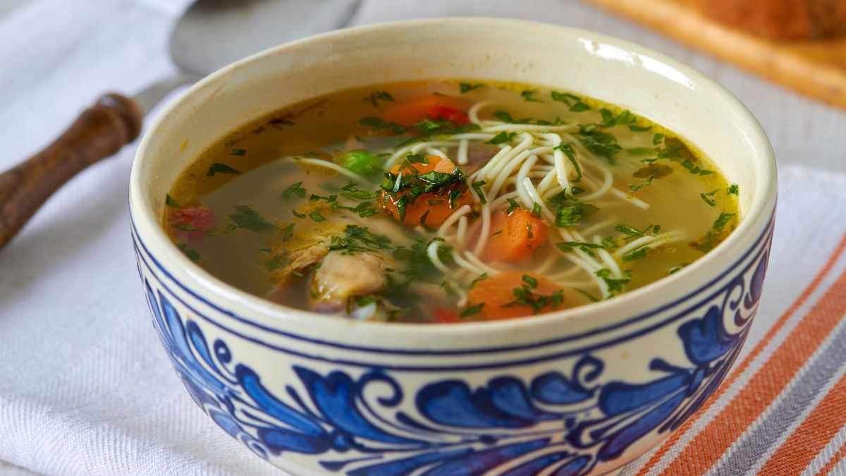 Domowy rosół z makaronem i pietruszką