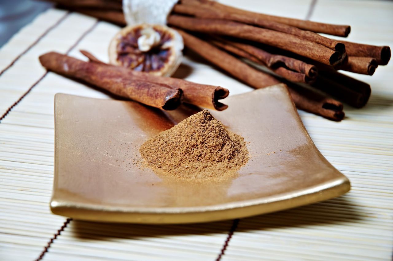 Nie kupuj nawozów. Ta przyprawa z kuchni działa lepiej niż chemia z ogrodniczego