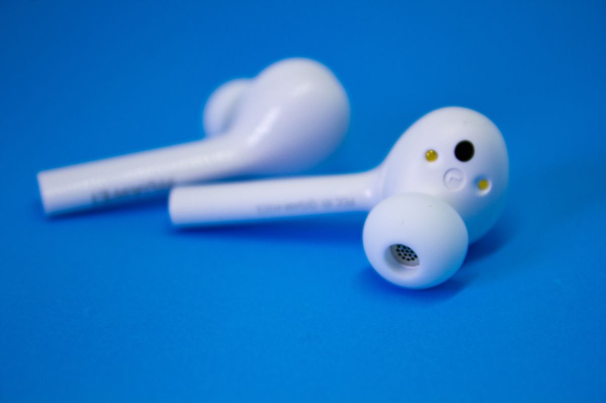 Apple stawia na nietypowy pomysł. AirPods przejdą rewolucję?