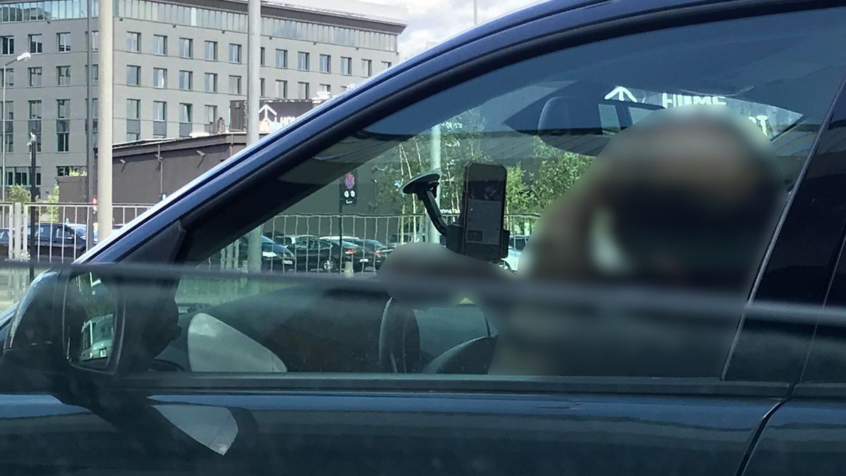 Kierowca oglądający filmy na skrzyżowaniu to nie jest rzadki widok.