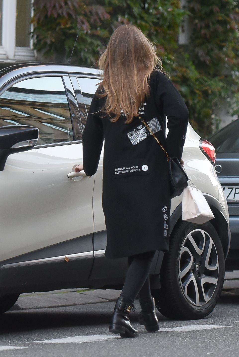 Joanna Opozda drepcze do samochodu w botkach za prawie 6 tysięcy i z torebką za 8 tysięcy