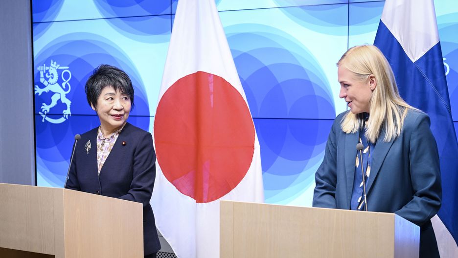 Finland's Minister of Foreign Affairs, Elina Valtonen (R), and Japan's Minister of Foreign Affairs, Yoko Kamikawa, attend a joint press conference during the latter's visit to Helsinki, Finland, 09 January 2024. EPA/KIMMO BRANDT Dostawca: PAP/EPA.
