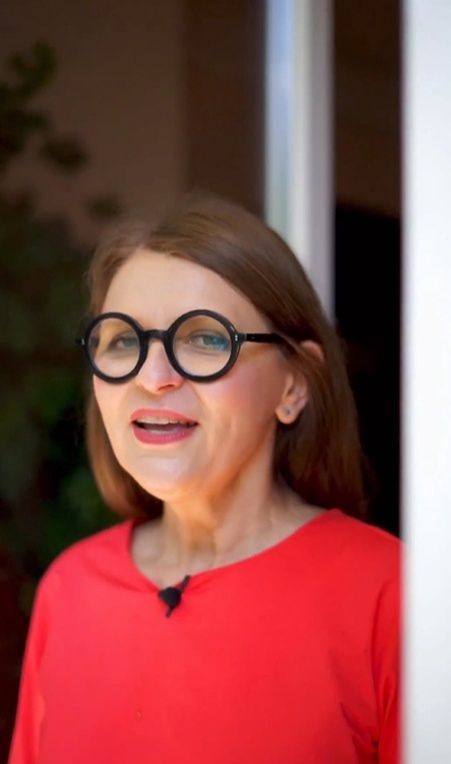Irena Kamińska-Radomska demonstruje, jak jeść czereśnie