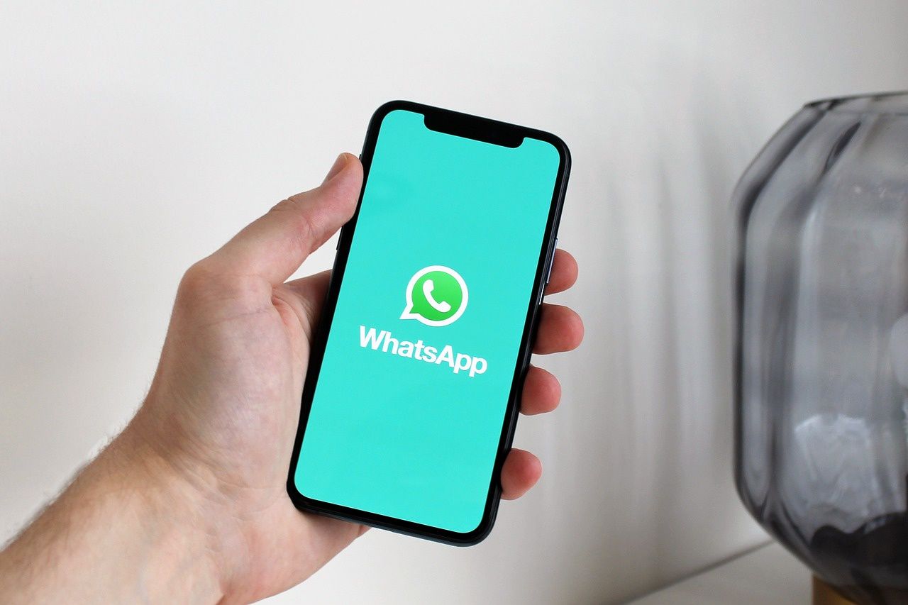 Fałszywy SMS "InPost". Chcą przejąć ci WhatsAppa