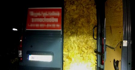 Funkcjonariusze zajrzeli do busa i oniemieli. Było tego ponad 14 ton