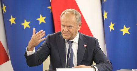 23-letni doradca Tuska. Opozycja pyta o jego hojnego ojca