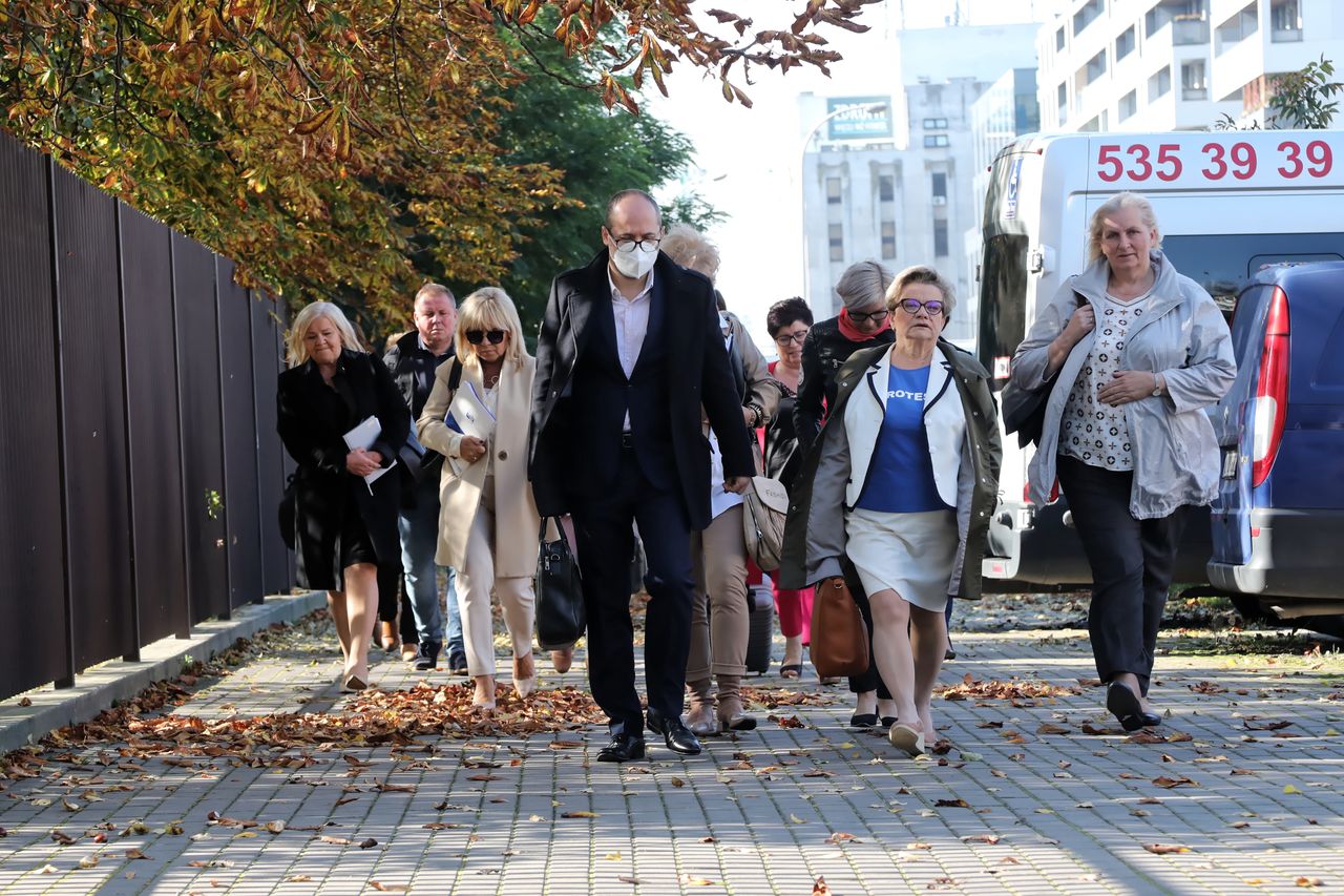 Medycy w drodze na spotkanie z kierownictwem Ministerstwa Zdrowia i Ogólnopolskiego Komitetu Protestacyjno-Strajkowego Pracowników Ochrony Zdrowia