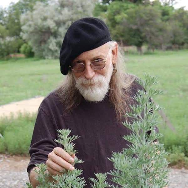 Stephen Harrod Buhner to specjalista w dziedzinie ziołolecznictwa znany na całym świecie