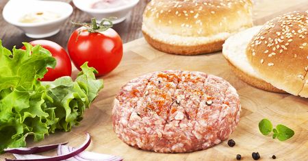 Burgery wołowe pod lupą. Czy mięso mielone może nam zaszkodzić?