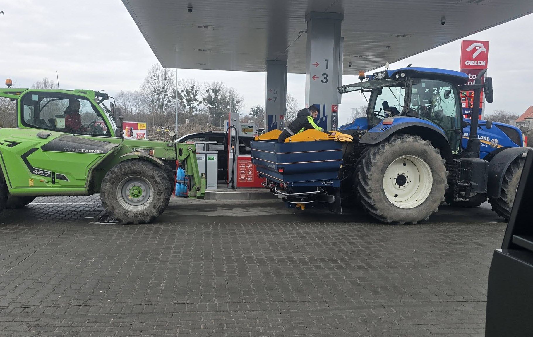 W normalnej sytuacji rolnicy nie tankują na stacjach