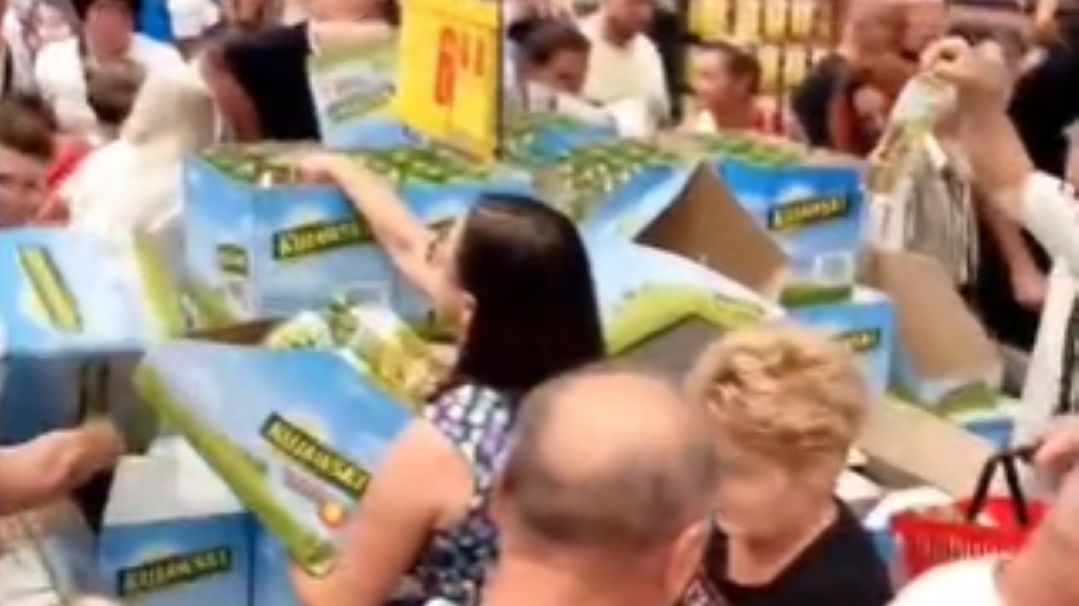 Ludzie zaczęli masowo wykupować olej 