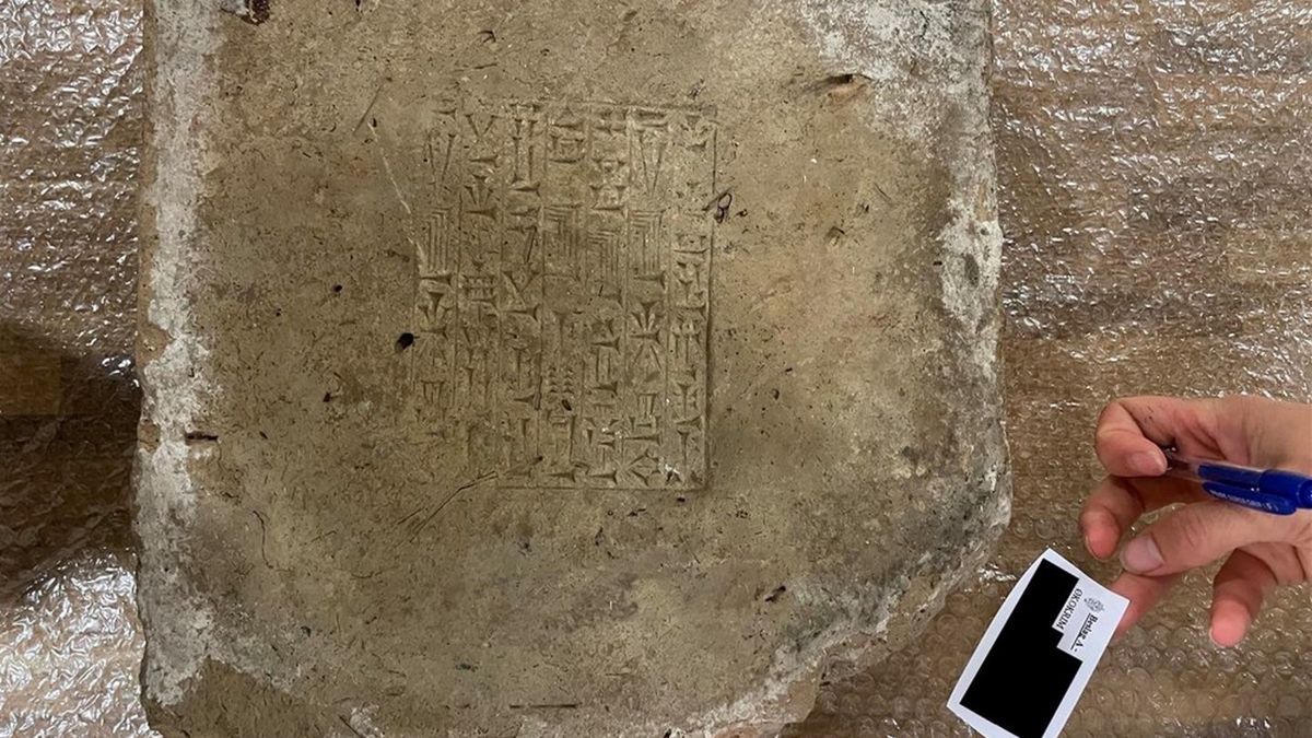 tablica przedstawiająca wieżę babel