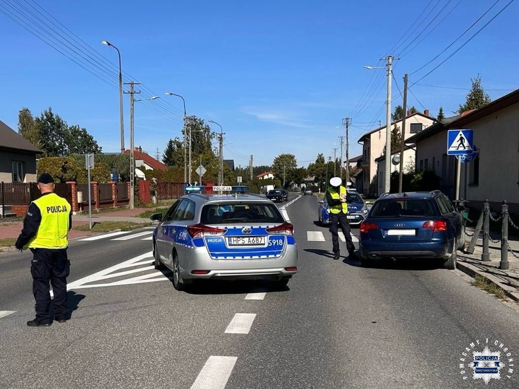Włoszczowa: Policjant ruszył na ratunek kierowcy, który miał wypadek