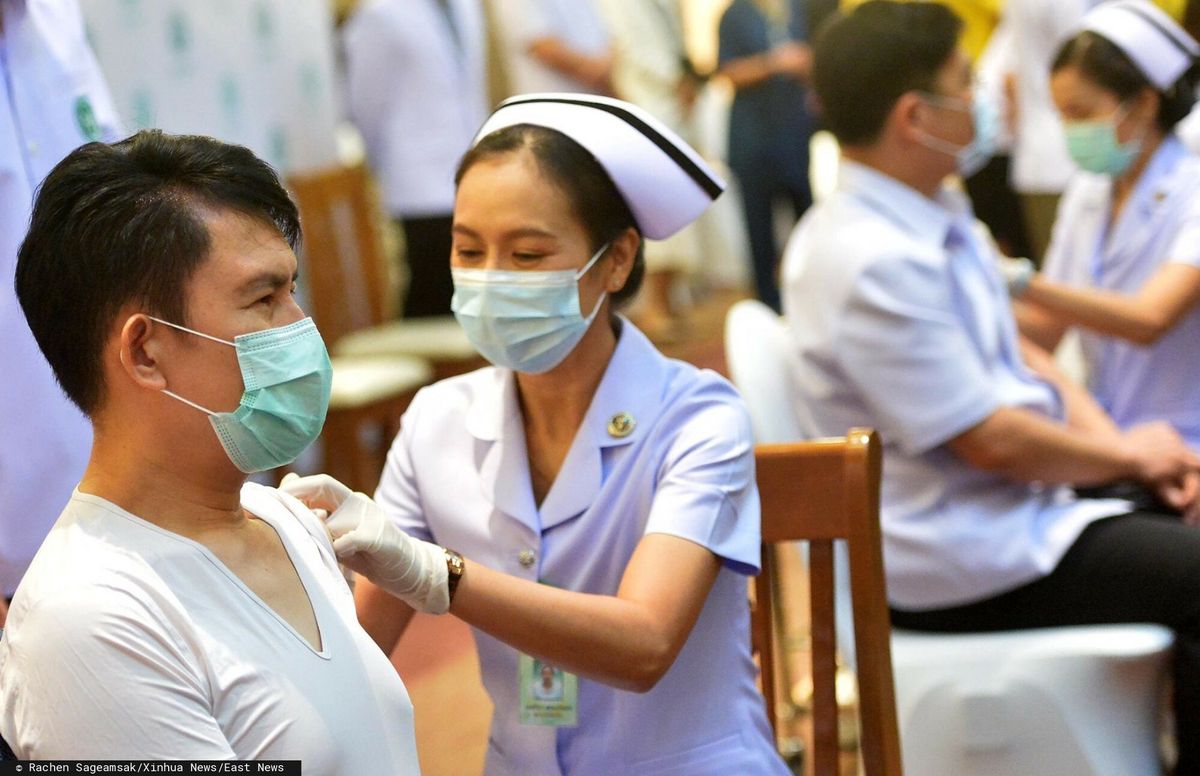 Tajlandia. Szczepionka AstraZeneca dla premiera. Czeka na dawkę