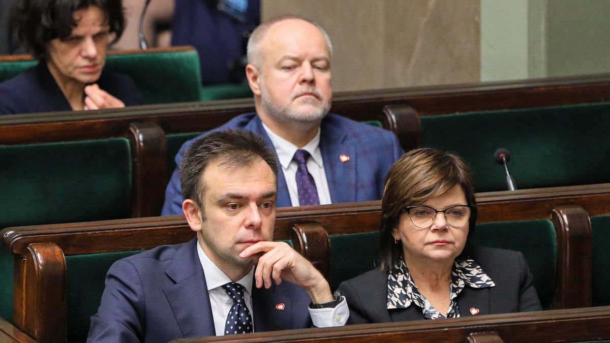 Warszawa, 21.12.2023. Minister finansów Andrzej Domański (L) i minister zdrowia Izabela Leszczyna (P) na sali obrad Sejmu w Warszawie, 21 bm. Sejm zajmuje się m.in. projektem ustawy budżetowej na rok 2024. (ad) PAP/Paweł Supernak
