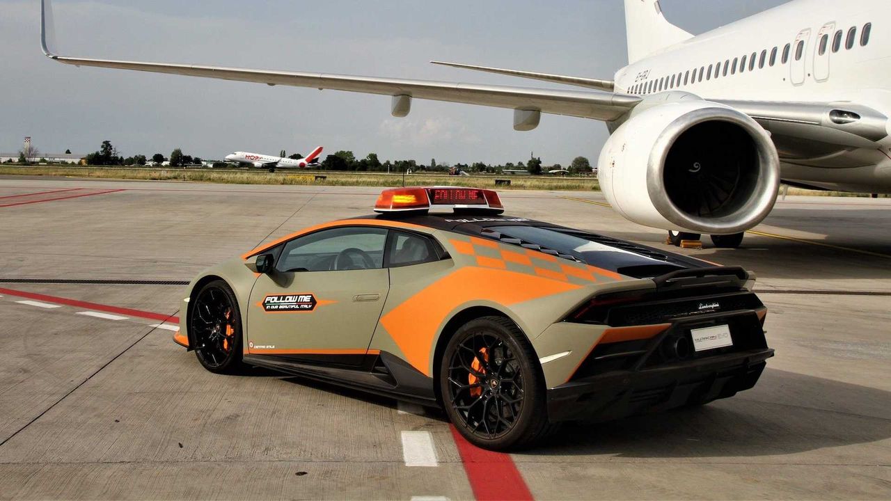 Lamborghini Huracan Evo na lotnisku w Bolonii.