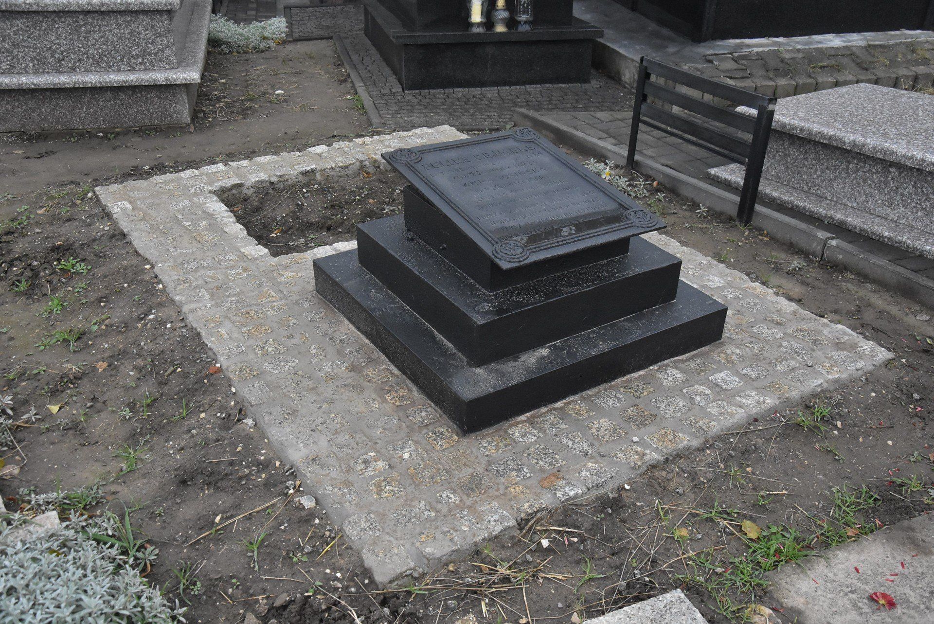 Odnowiony grób Feliksa Rejmersa czeka jeszcze nas ogrodzenie