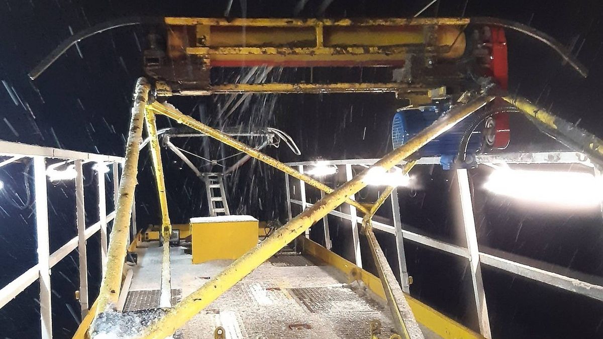 Trwa odladzanie przewodów sieci kolejowej