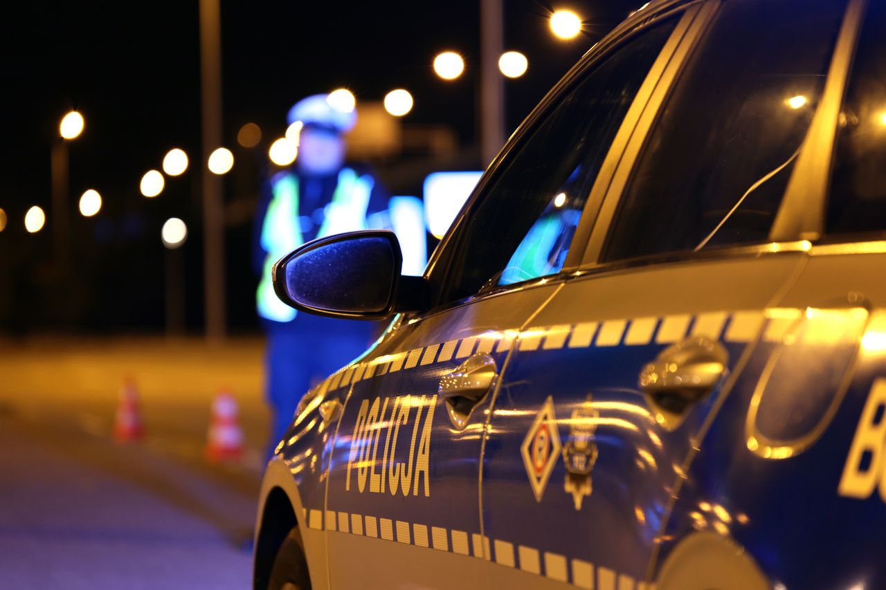 Włamanie do aut na parkingu przyblokowym w Staszowie. Straty oszacowano na 3 tys. zł