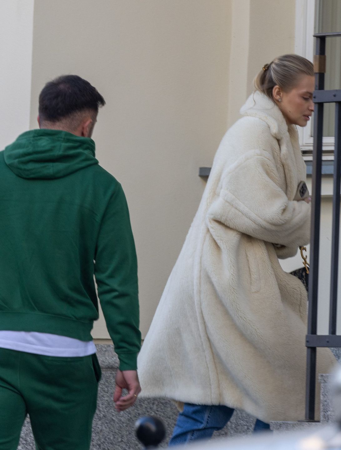 Karolina Pisarek i Roger Salla załatwiają sprawunki na mieście